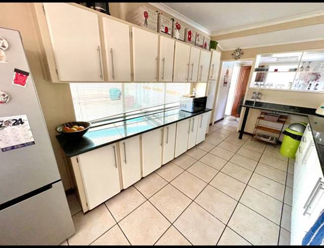 4 BEDROOM HOUSE FOR SALE IN NOORDHEUWEL